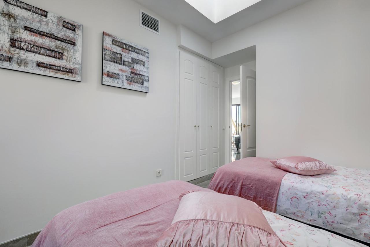 Duquesa Village Apartment - 2 Bed/2 Bath Apartment With Panoramic Sea Views マニルバ エクステリア 写真